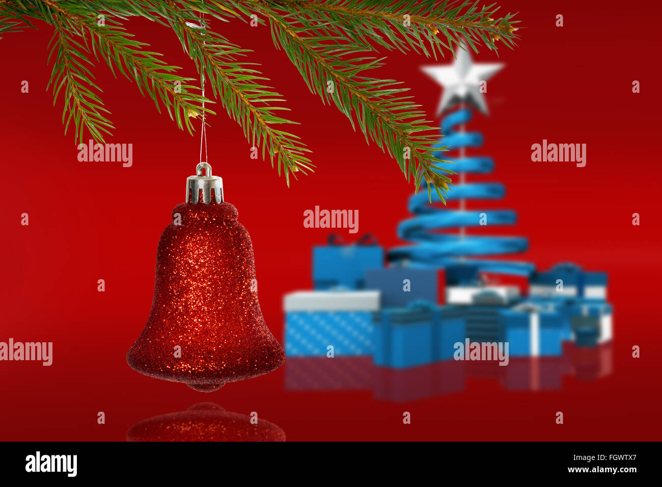 Immagine composita di rosso decorazione di Natale appeso dal ramo Foto Stock
