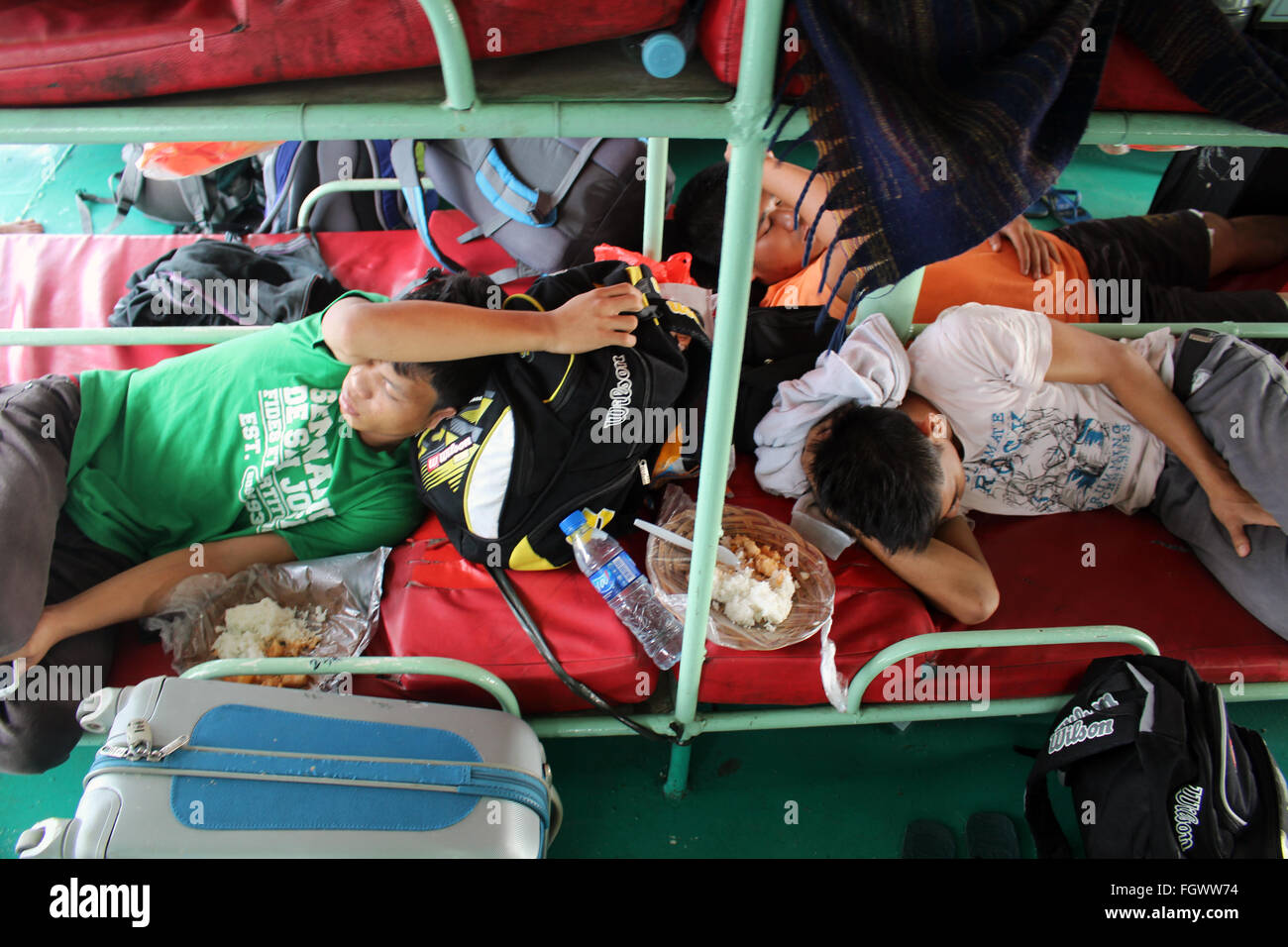 PALAWAN/FILIPPINE - CIRCA NEL DICEMBRE 2015: persone dormire in letti a castello su un traghetto lungo viaggio in barca tra El Nido e Coron Foto Stock
