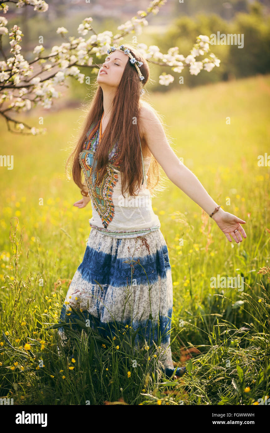 Bella donna libera in un campo. Natura e armonia Foto Stock