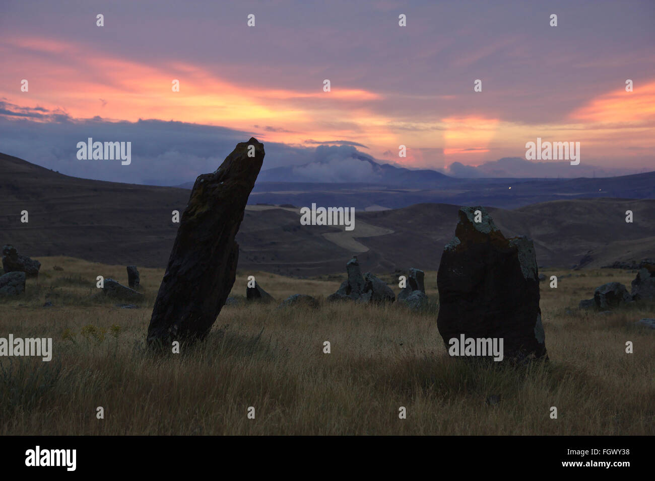 Sunset umore a Zorats Karer cerchio di pietra vicino a Sisian in Armenia Foto Stock