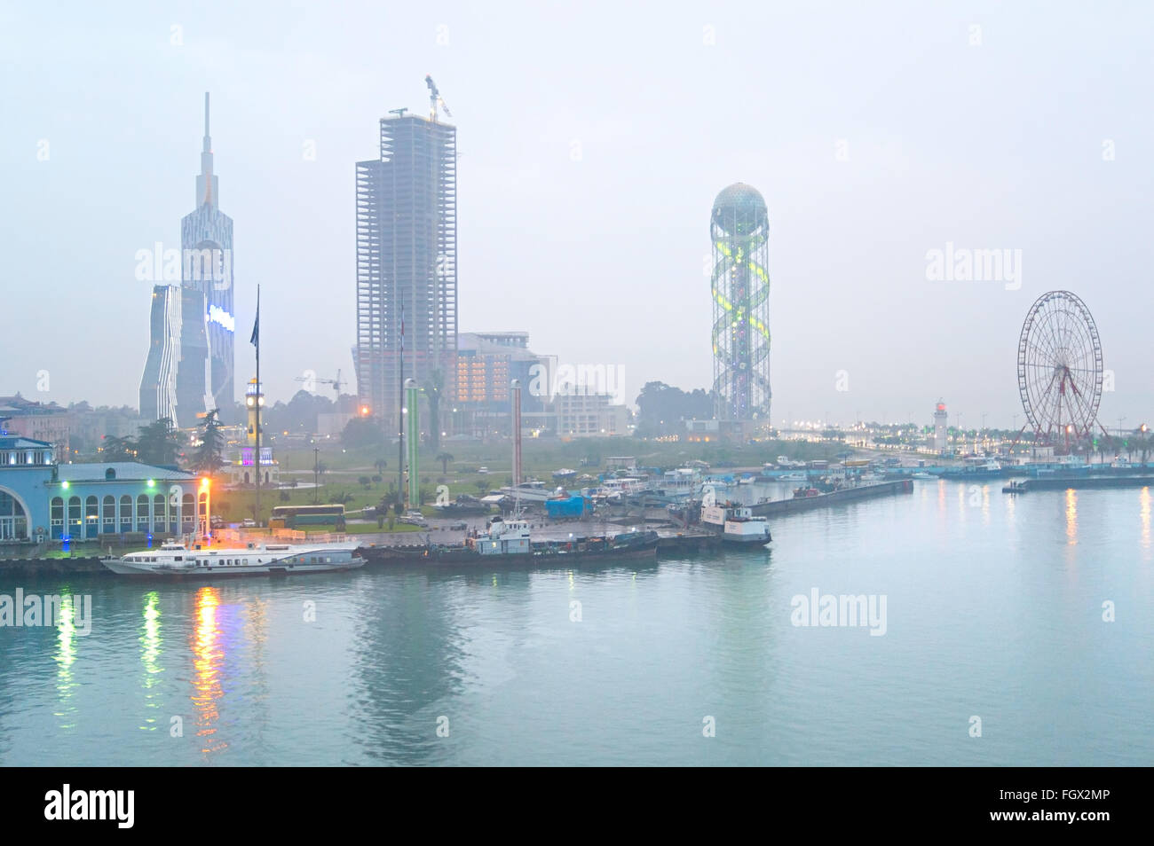 Skyline di Batumi nel crepuscolo piovoso. Repubblica georgiana Foto Stock
