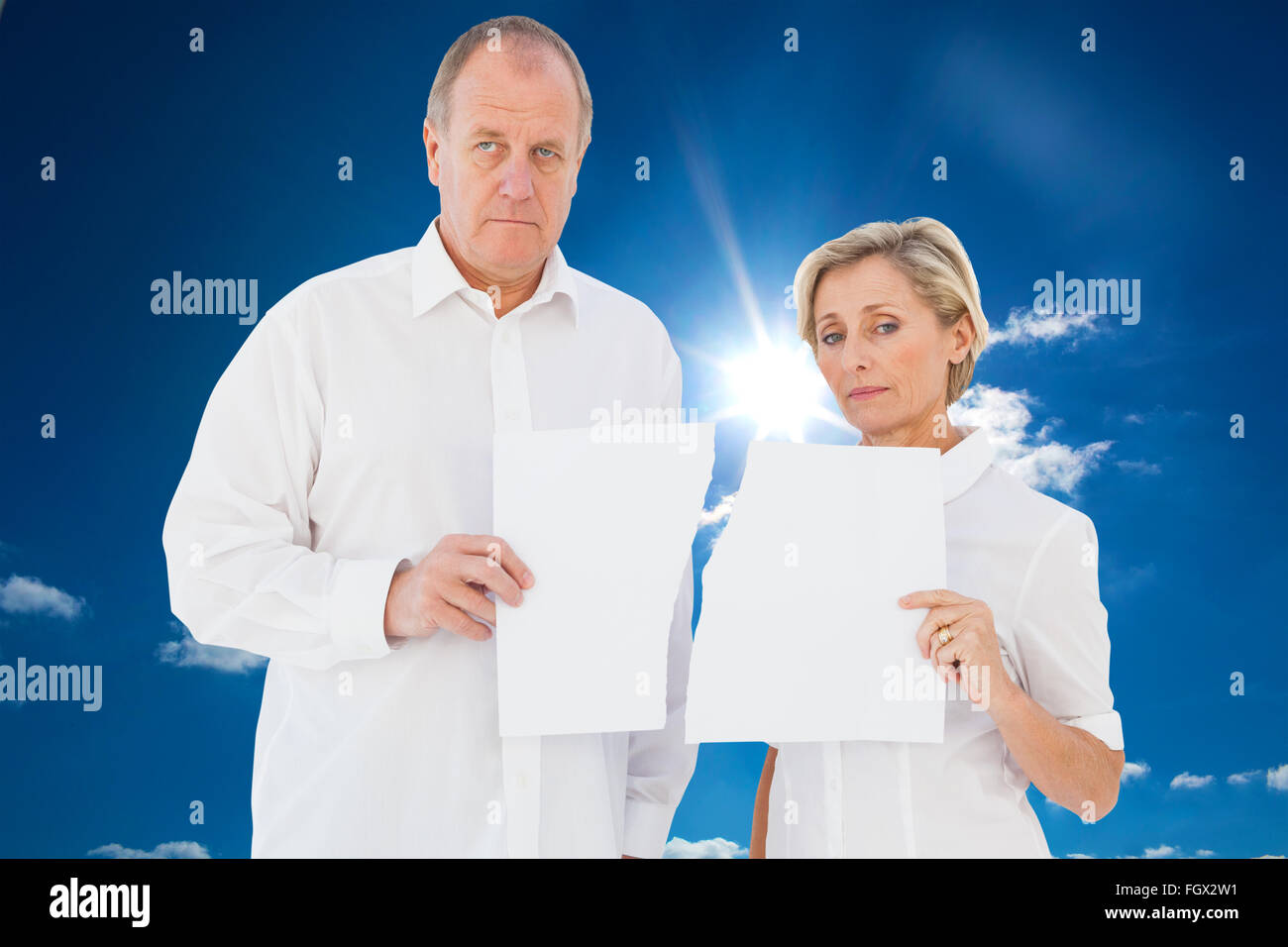 Immagine composita di sconvolgere giovane azienda frammenti di carta Foto Stock