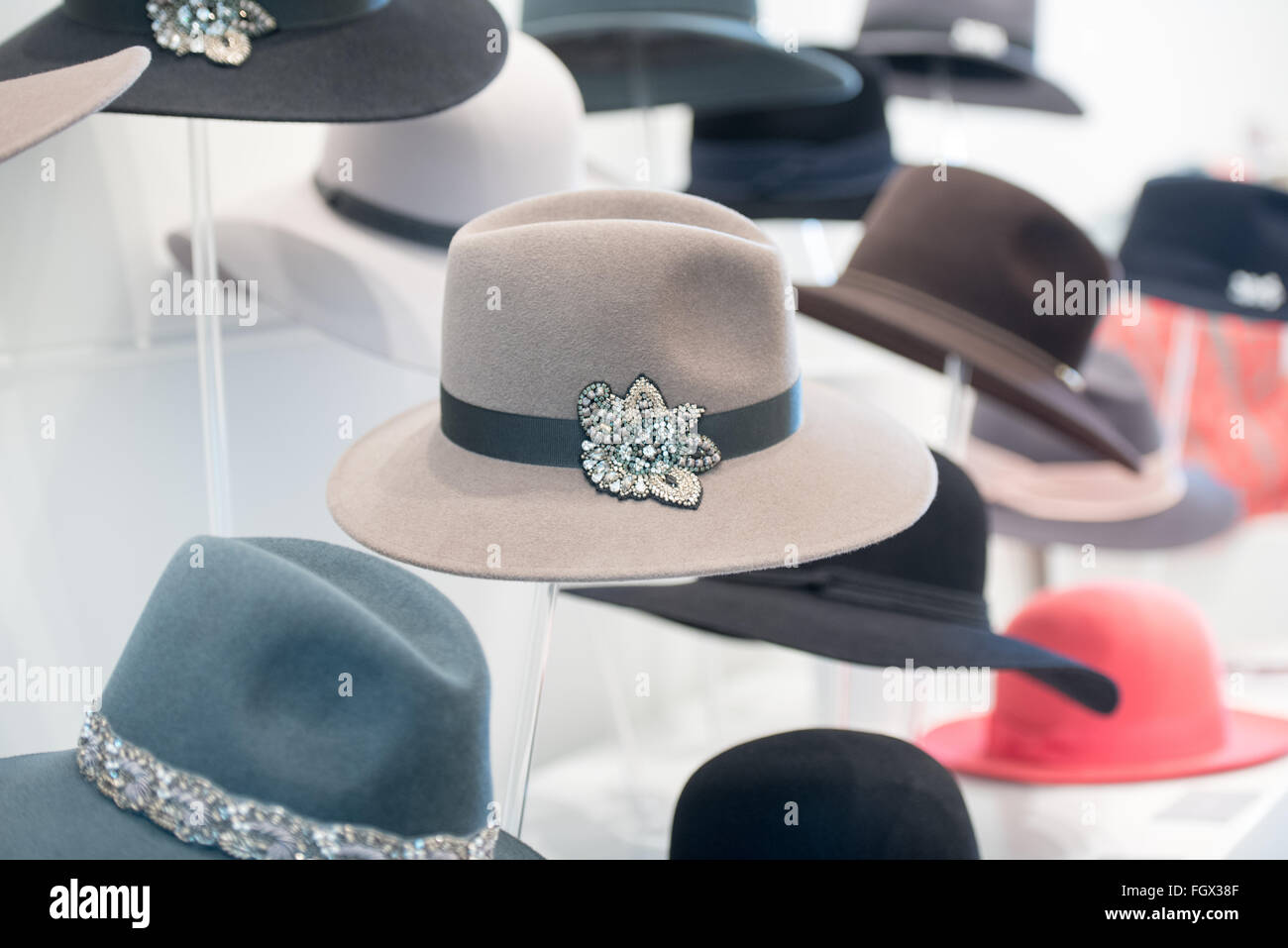 Londra, UK, 22 febbraio 2016, cappelli da Penmayne di Londra al convogliatore London, London Fashion Week Credito: Ian Davidson/Alamy Live News Foto Stock