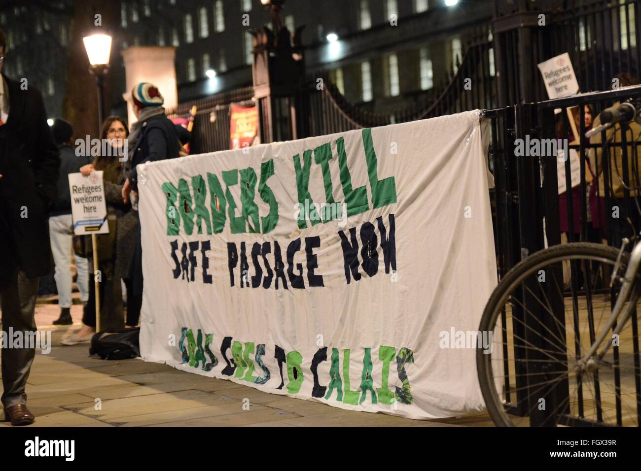Londra, Regno Unito. Il 22 febbraio, 2016. Banner eretto a Whitehall per protestare contro il Calais camp demolizione. Credito: Marc Ward/Alamy Live News Foto Stock