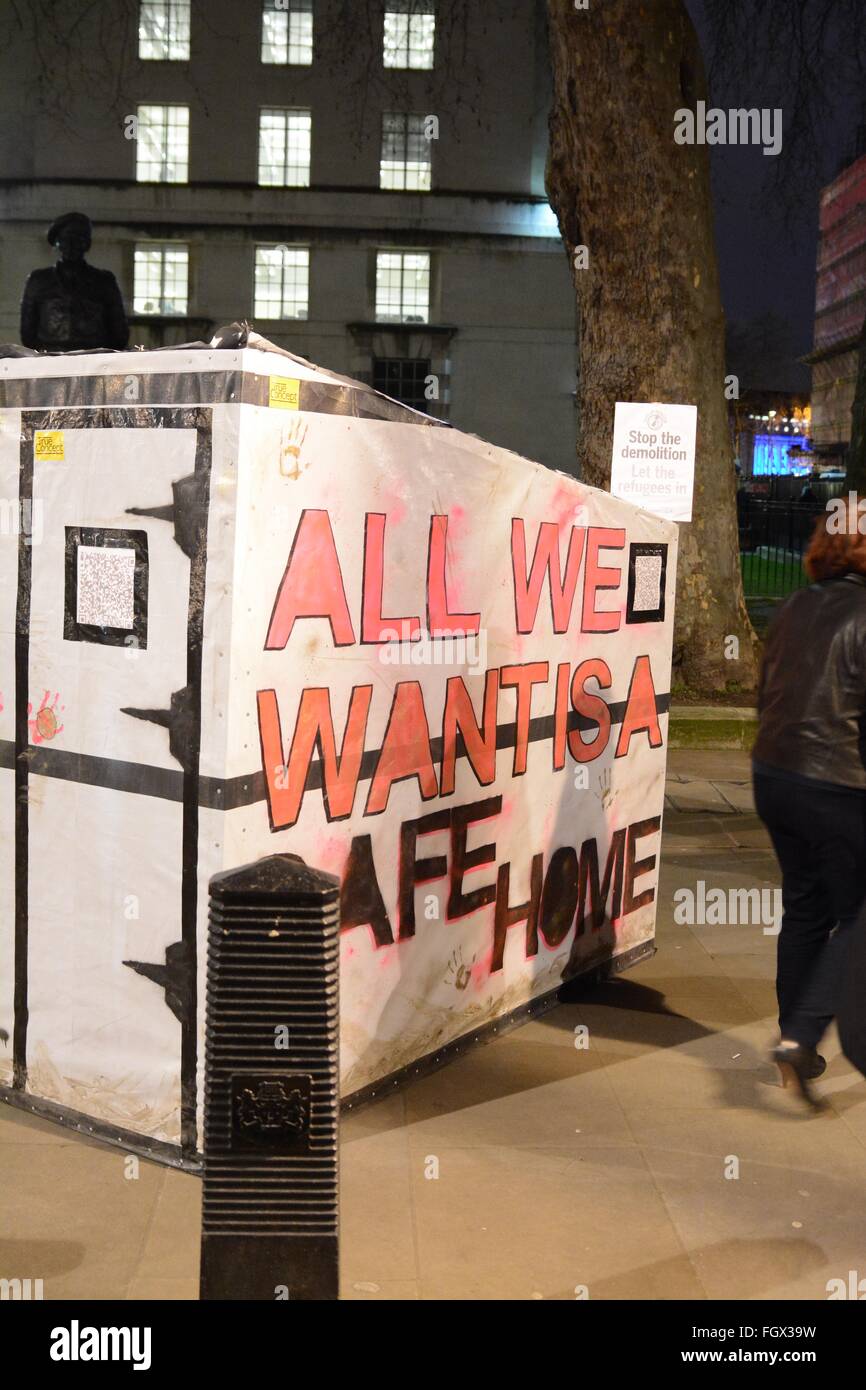 Londra, Regno Unito. Il 22 febbraio, 2016. Capanna di fortuna si erge in Whitehall in segno di protesta per la demolizione della giungla di Calais. Credito: Marc Ward/Alamy Live News Foto Stock