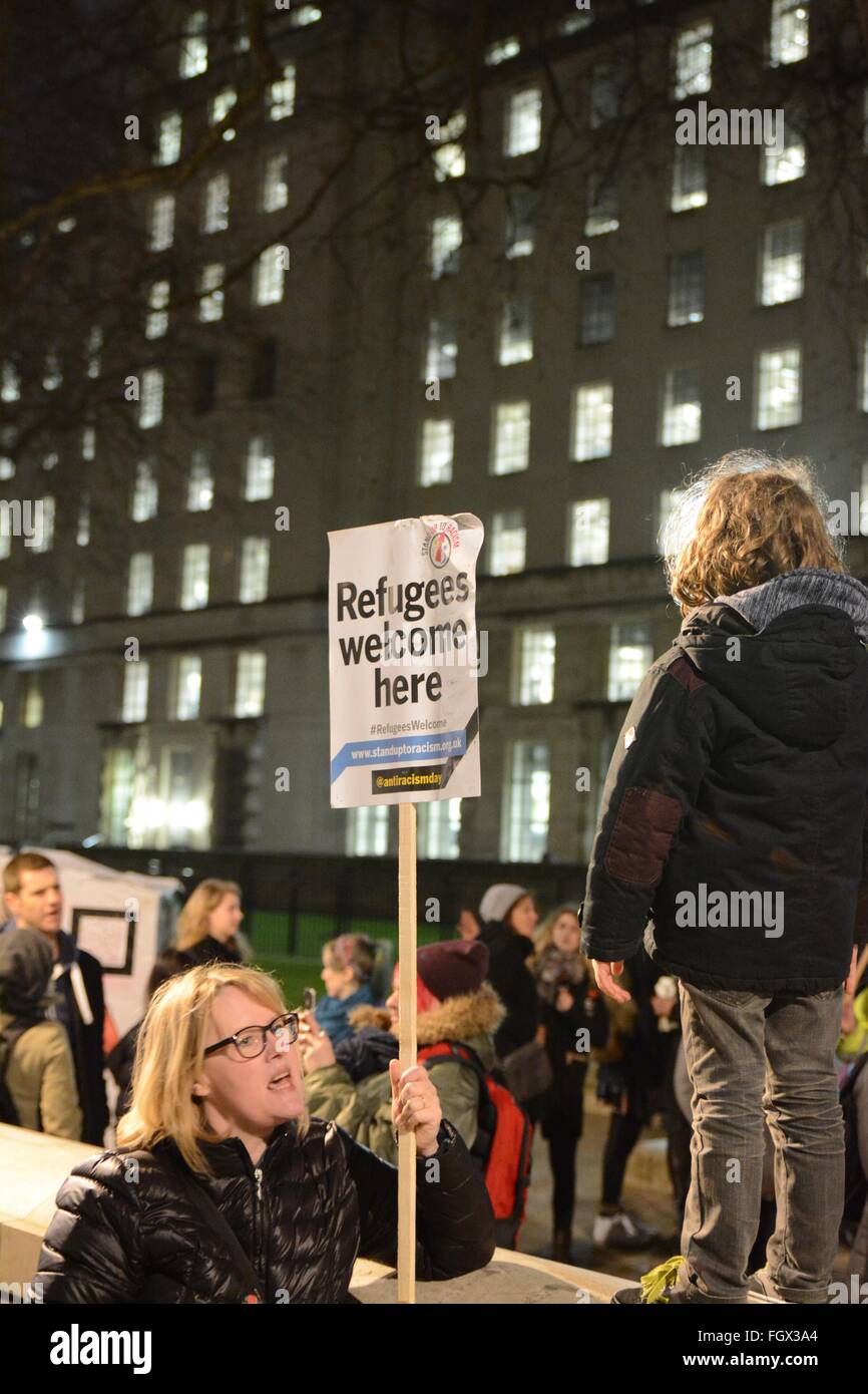 Londra, Regno Unito. Il 22 febbraio, 2016. Piccolo bambino gioca come persone protestare contro la chiusura della giungla campo in Calais. Credito: Marc Ward/Alamy Live News Foto Stock