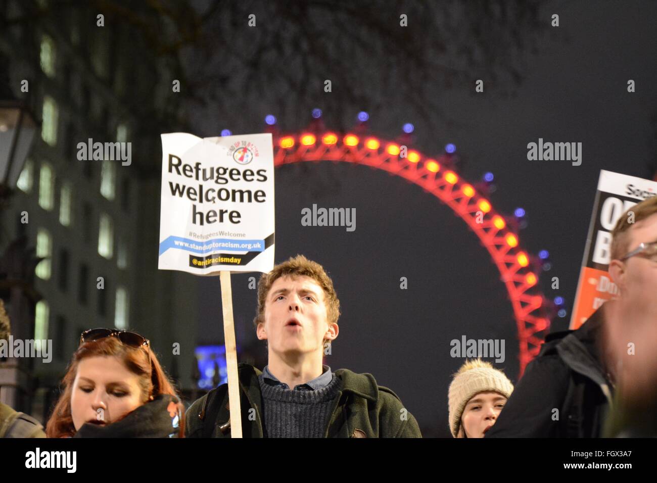 Londra, Regno Unito. Il 22 febbraio, 2016. Manifestanti chant al di fuori di Downing Street in segno di protesta per la demolizione del migrante Calais camp, la giungla. Credito: Marc Ward/Alamy Live News Foto Stock