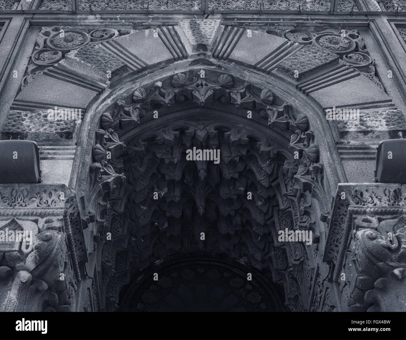 Bellissimo arco architettonico in stile gotico Foto Stock