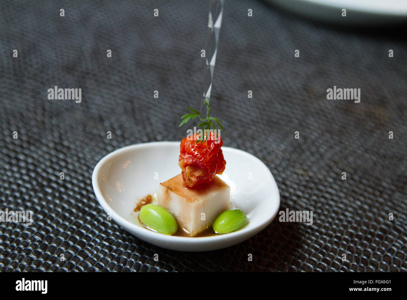 Cocktail Mini piatto di prosciutto, pomodori secchi e edamame Foto Stock