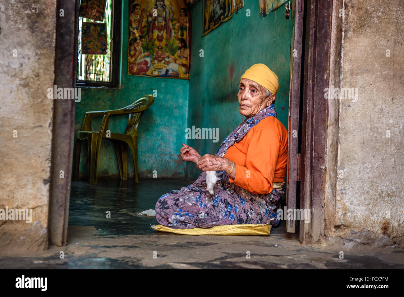 Donna anziana cuce in un locale casa di riposo Foto Stock