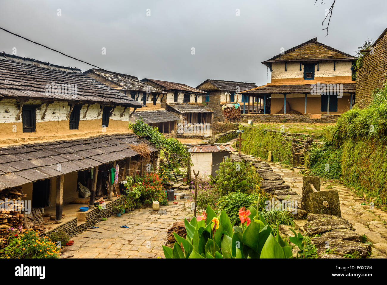 Villaggio di Dhampus situato in Himalaya montagne vicino a Pokhara in Nepal Foto Stock