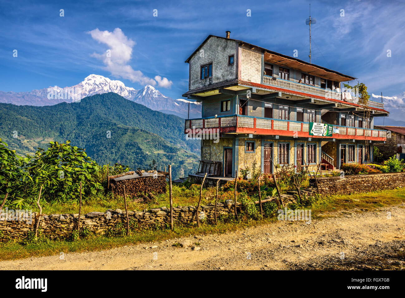 Guest House con un ristorante situato in Himalaya montagne vicino a Pokhara Foto Stock