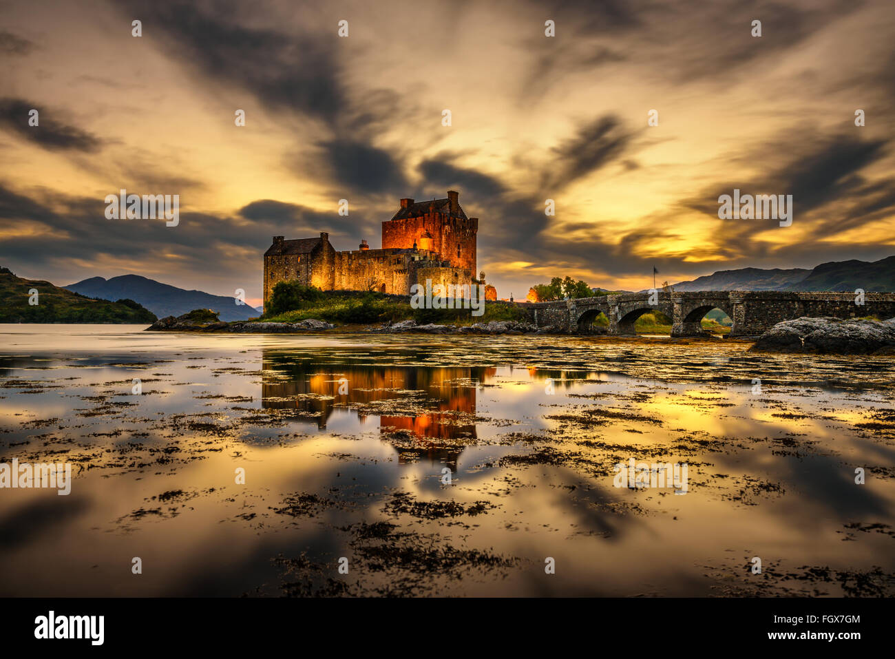 Tramonto sul Castello Eilean Donan, Scotland, Regno Unito. Lunga esposizione. Foto Stock