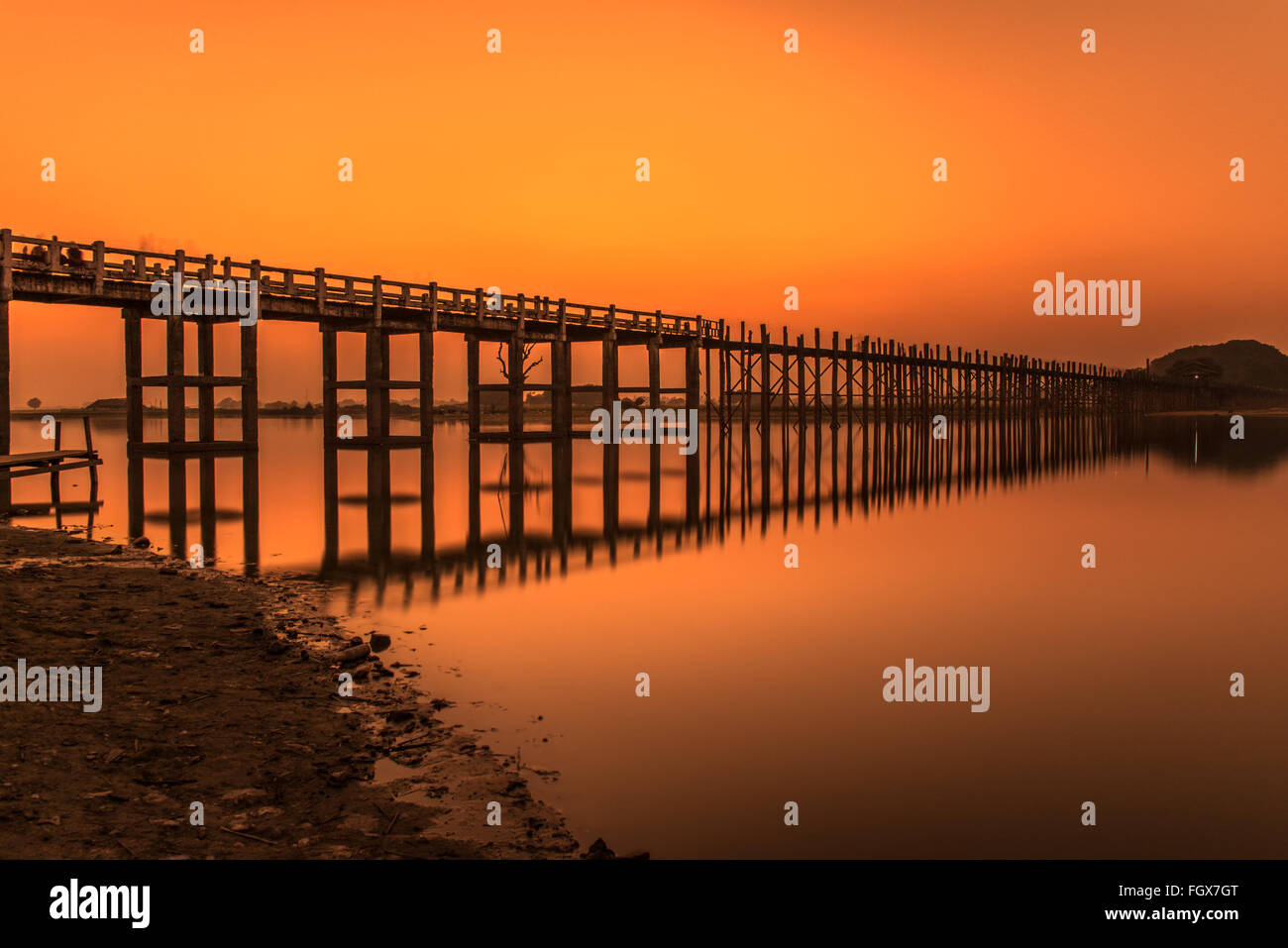 Tramonto sul legno storico U Bein Bridge vicino a Mandalay in Myanmar. Lunga esposizione. Foto Stock