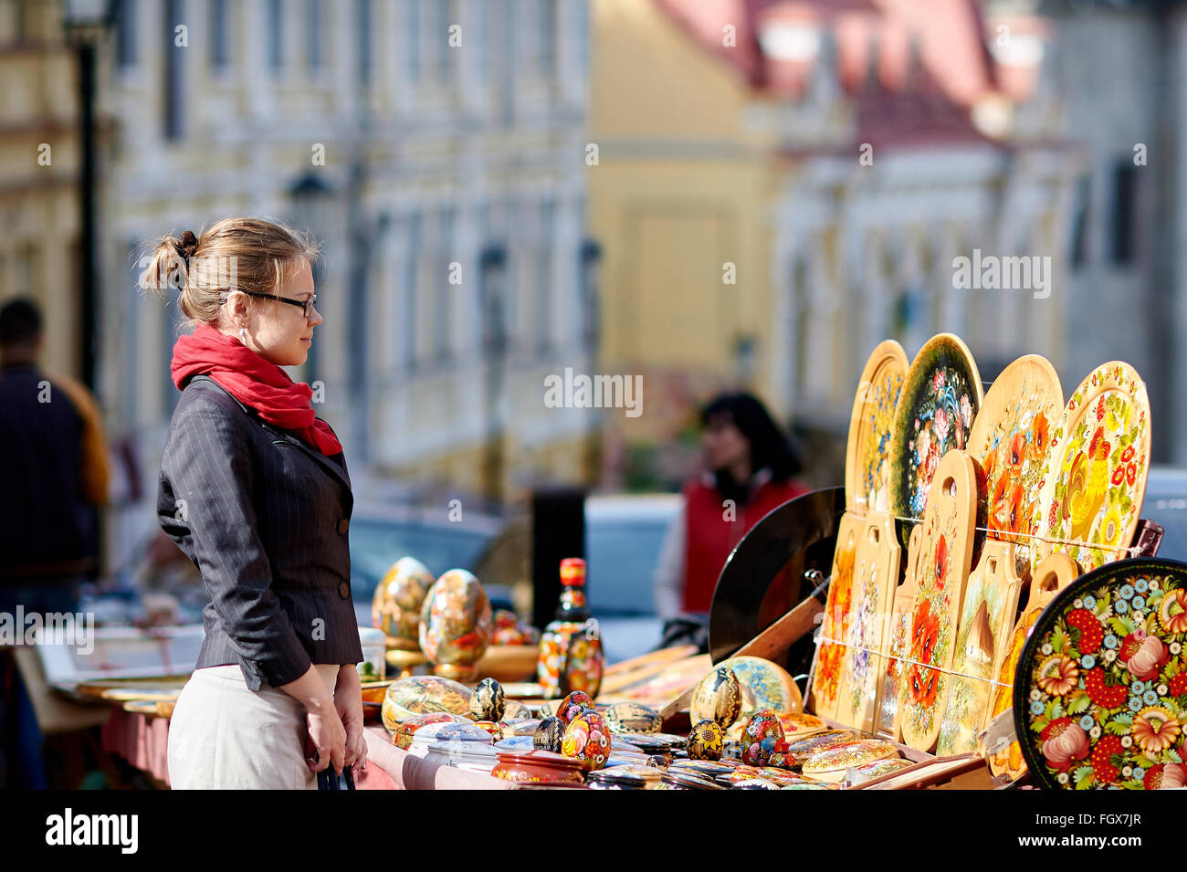 Giovane donna guardando le merci su Andrew della discesa, Kiev, Ukra Foto Stock