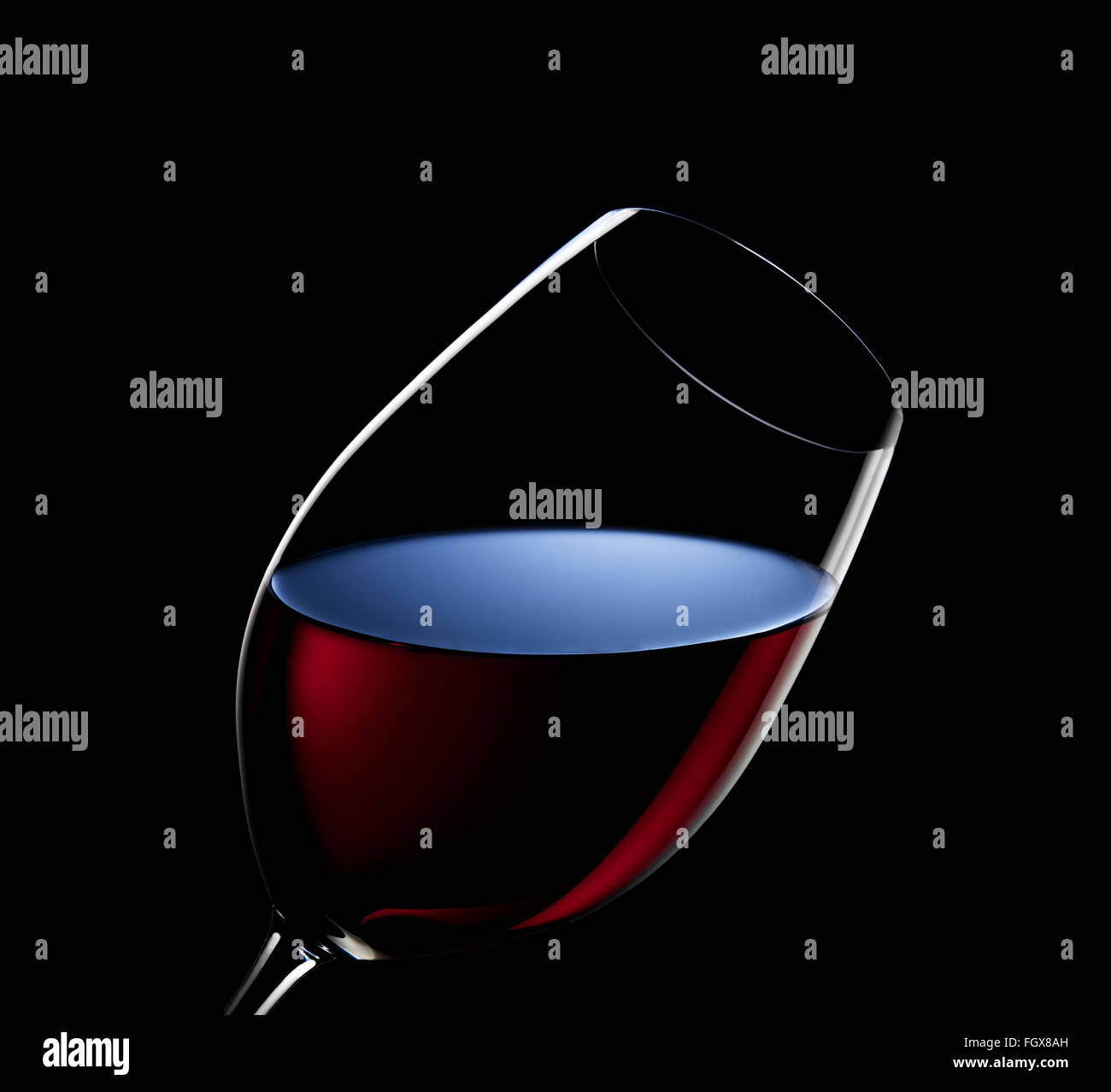 Una parte inclinata o un bicchiere di vino rosso Foto Stock