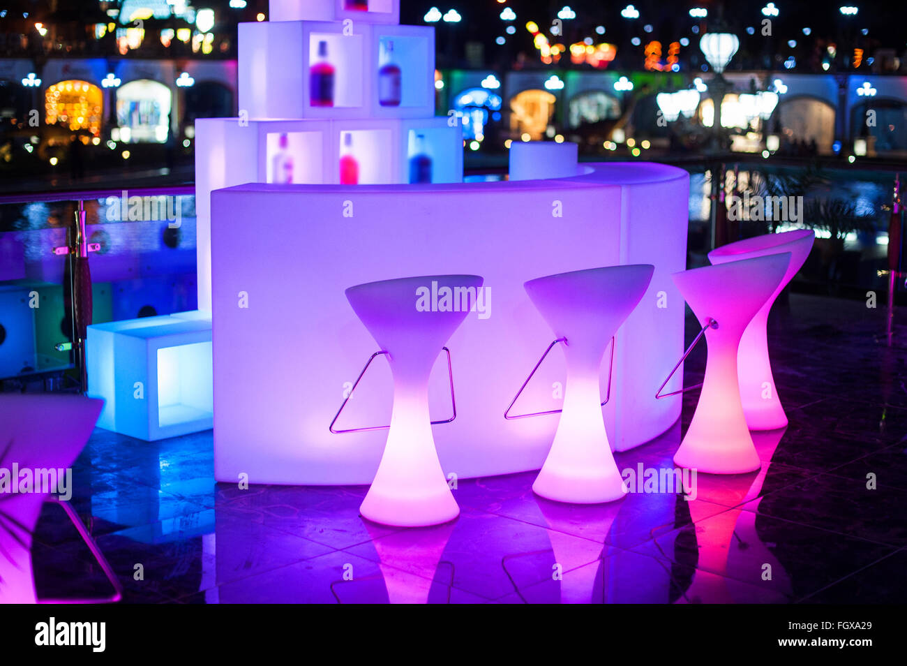 Bellissimo design incandescente notte Cafe in città Foto Stock