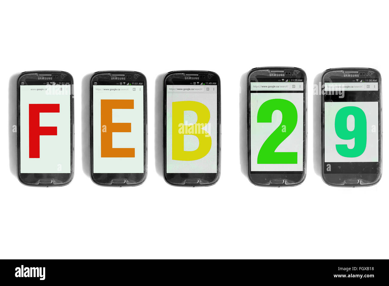 Feb 29 scritto su schermi di smartphone fotografati contro uno sfondo bianco. Foto Stock