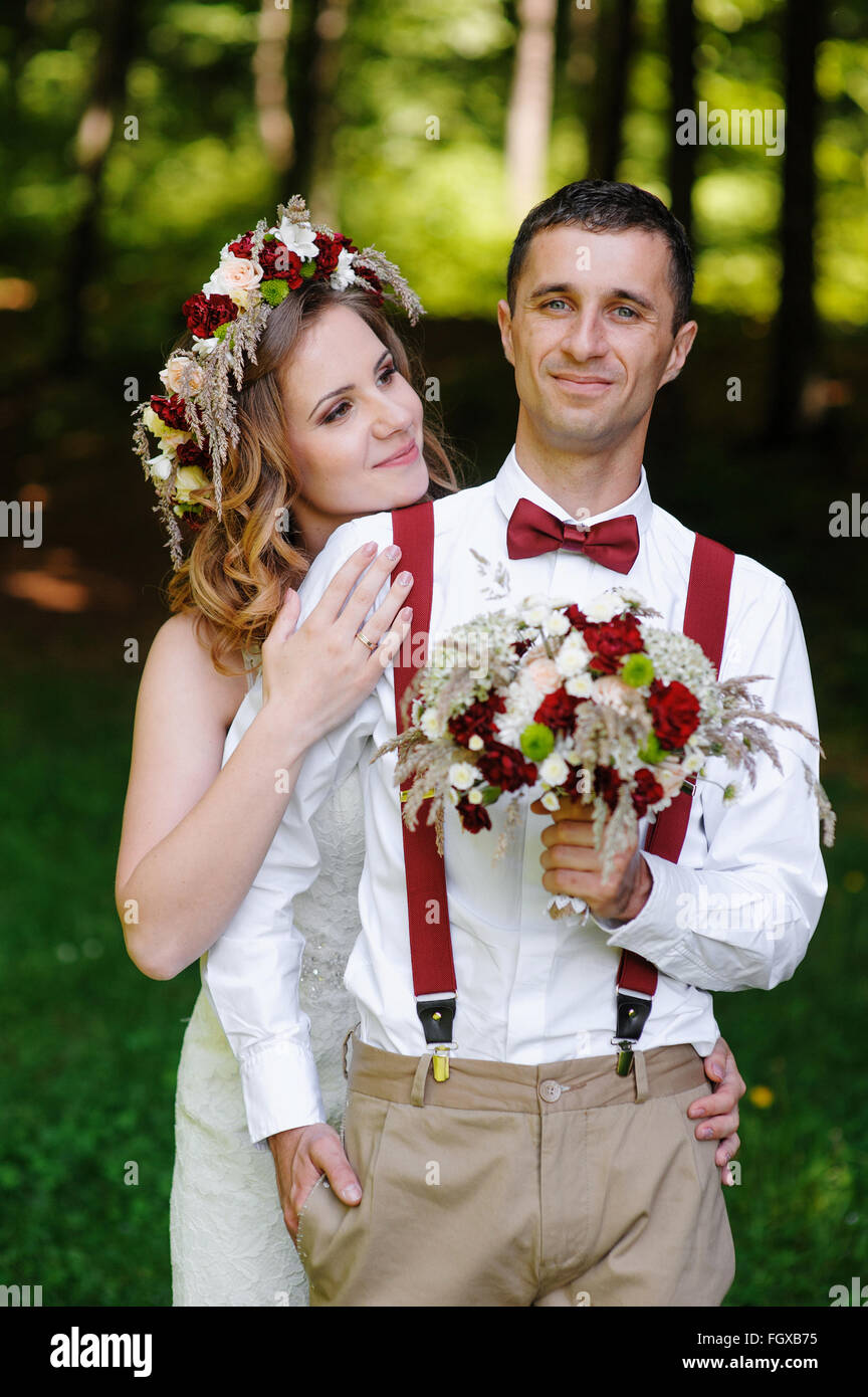 Sposa e lo sposo al giorno di nozze passeggiate all'aperto sul parco di primavera Foto Stock