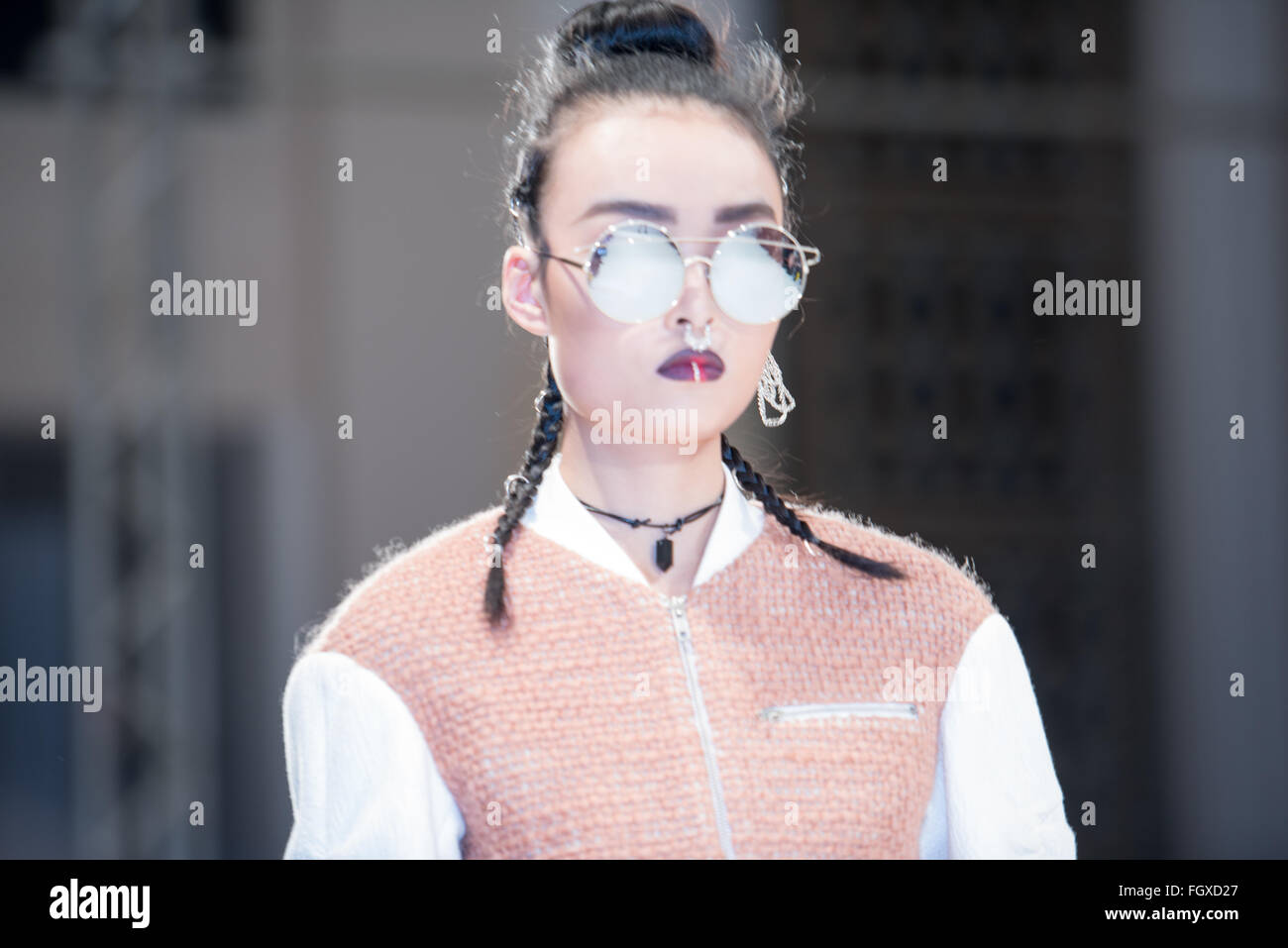 Londra, UK, 22 febbraio 2016, Modello sulla passerella la lanterna senso mostrare LFW2016 Foto Stock