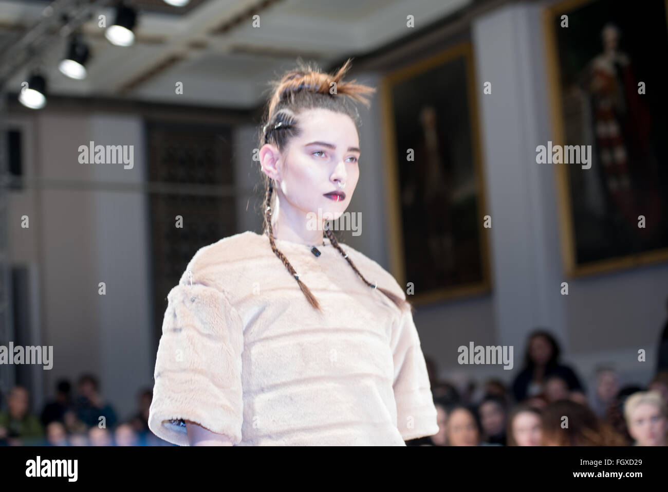 Londra, UK, 22 febbraio 2016, Modello sulla passerella la lanterna senso mostrare LFW2016 Credit: Ian Davidson/Alamy Live News Foto Stock
