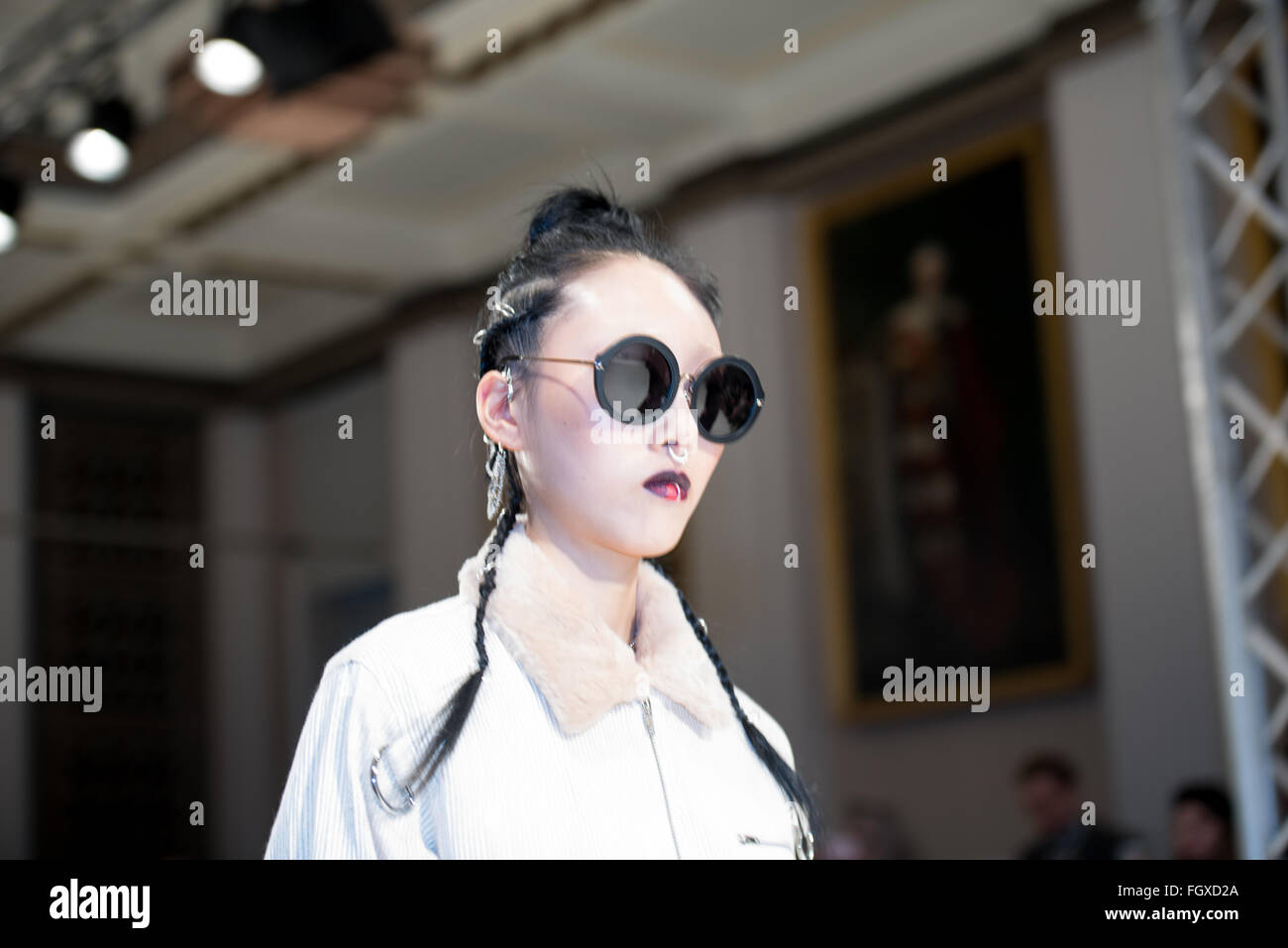 Londra, UK, 22 febbraio 2016, Modello sulla passerella la lanterna senso mostrare LFW2016 Credit: Ian Davidson/Alamy Live News Foto Stock