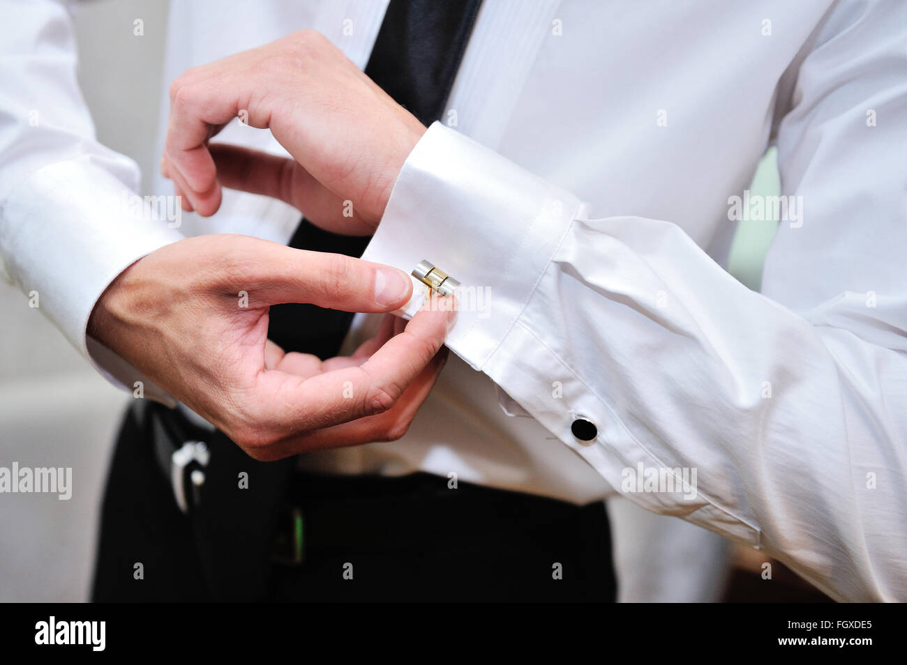 Uomo in camicia bianca vicino a vestire la finestra gemelli Foto Stock