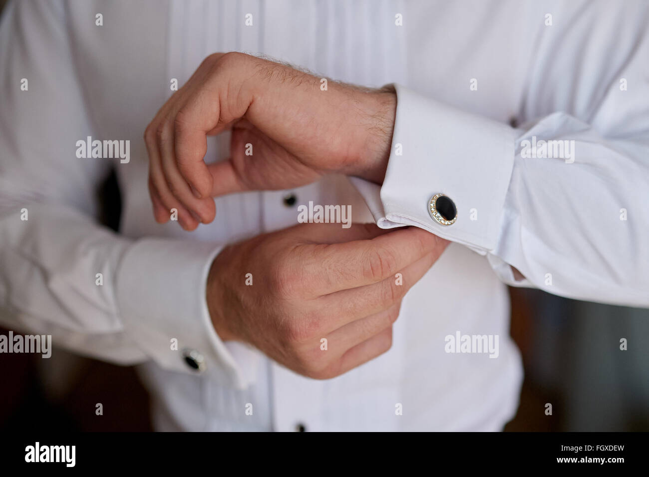 Uomo in camicia bianca vicino a vestire la finestra gemelli Foto Stock