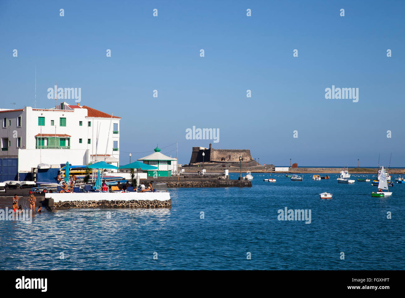 Vista con Castillo de San Gabriel, promenade Arrecife town, Lanzarote, Isole canarie, Spagna, Europa Foto Stock