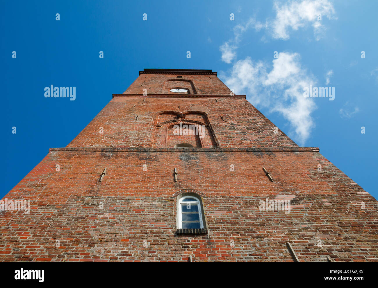 Vista dal basso del vecchio faro o 'Alter Leuchtturm' sull'isola di Borkum, Germania Foto Stock