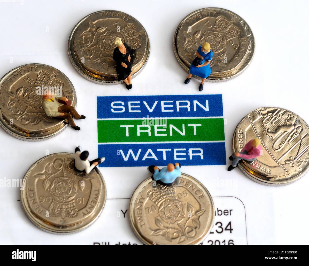 Severn Trent bolletta dell'acqua con persone in miniatura seduti sulle monete. fatture e concetto di pagamento Foto Stock