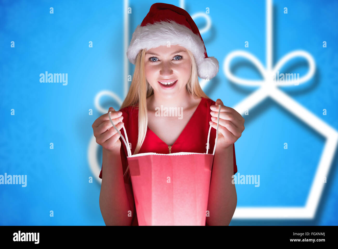 Immagine composita del biondo festosa apertura di una borsa regalo Foto Stock