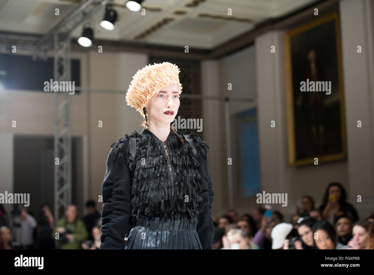 Londra, UK, 22 febbraio 2016, Modello sulla passerella la lanterna senso mostrare LFW2016 Credit: Ian Davidson/Alamy Live News Foto Stock