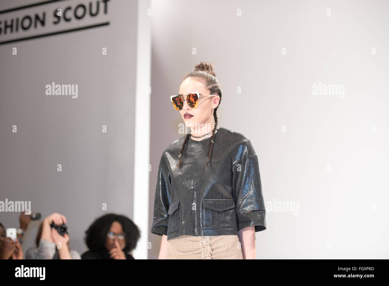 Londra, UK, 22 febbraio 2016, Modello sulla passerella la lanterna senso mostrare LFW2016 Credit: Ian Davidson/Alamy Live News Foto Stock