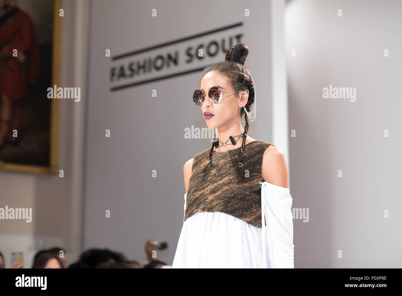 Londra, UK, 22 febbraio 2016, Modello sulla passerella la lanterna senso mostrare LFW2016 Credit: Ian Davidson/Alamy Live News Foto Stock