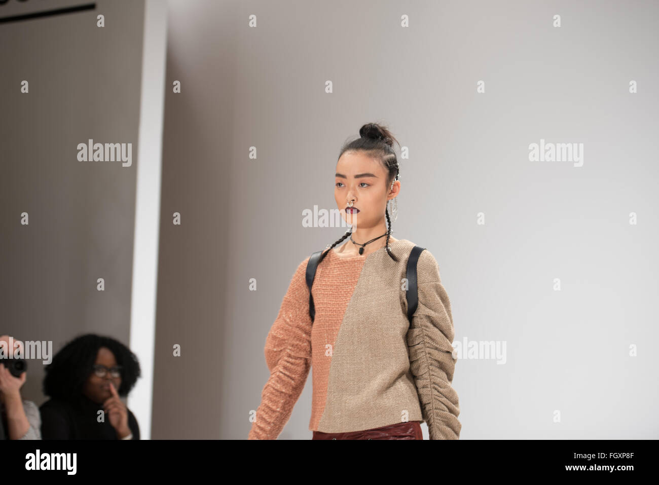Londra, UK, 22 febbraio 2016, Modello sulla passerella la lanterna senso mostrare LFW2016 Credit: Ian Davidson/Alamy Live News Foto Stock
