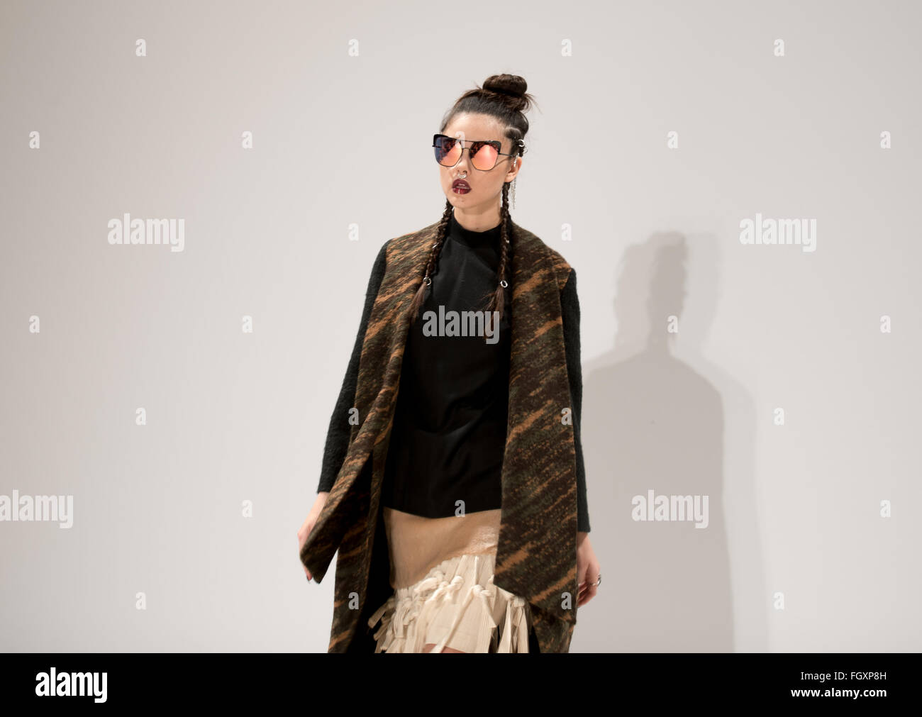 Londra, UK, 22 febbraio 2016, Modello sulla passerella la lanterna senso mostrare LFW2016 Credit: Ian Davidson/Alamy Live News Foto Stock