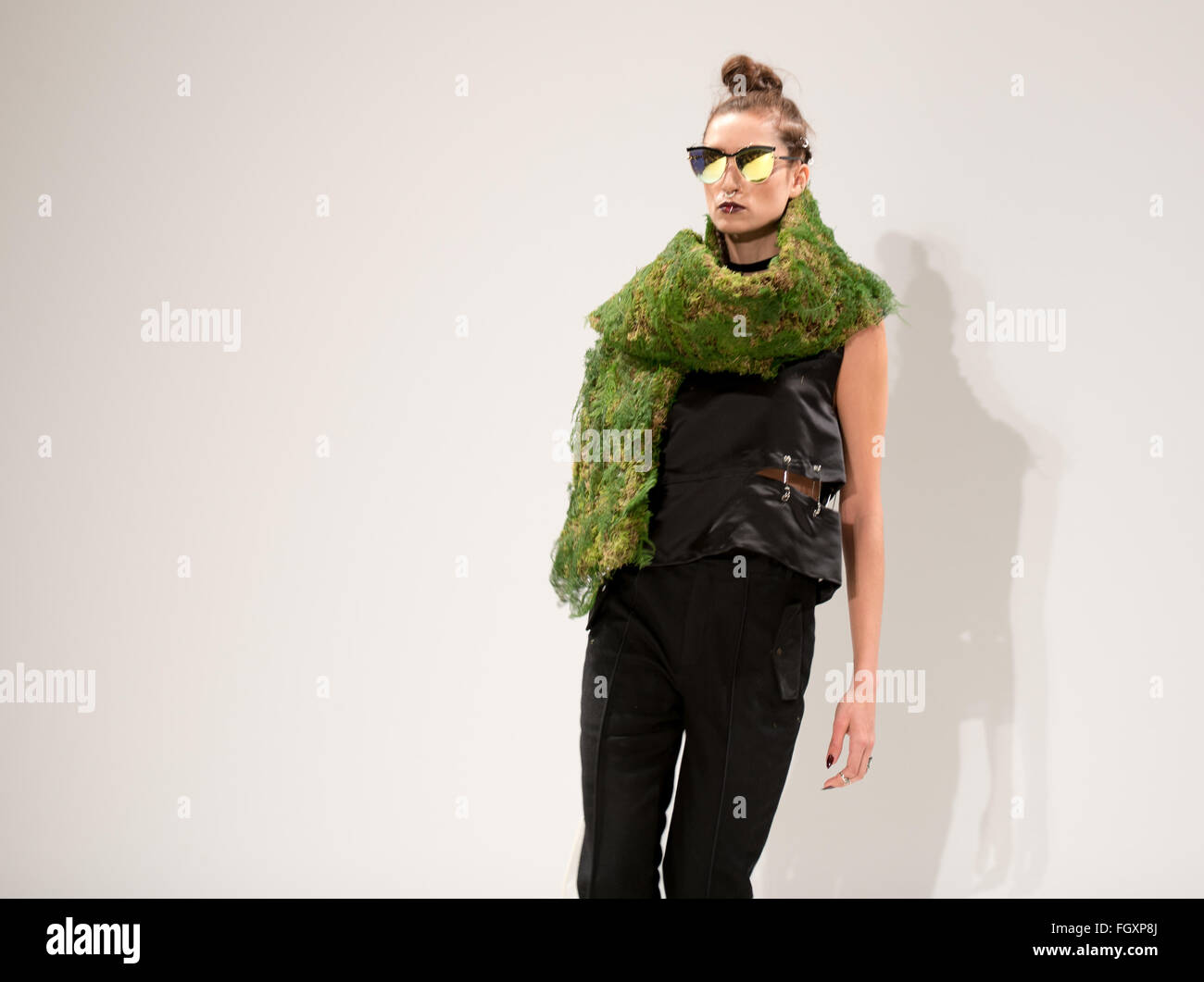 Londra, UK, 22 febbraio 2016, Modello sulla passerella la lanterna senso mostrare LFW2016 Credit: Ian Davidson/Alamy Live News Foto Stock