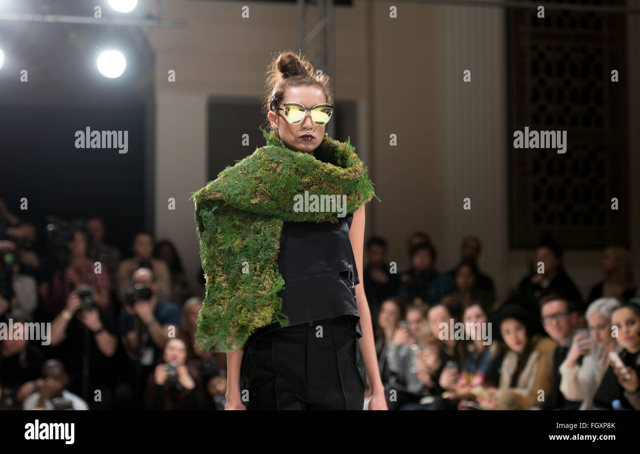 Londra, UK, 22 febbraio 2016, Modello sulla passerella la lanterna senso mostrare LFW2016 Credit: Ian Davidson/Alamy Live News Foto Stock