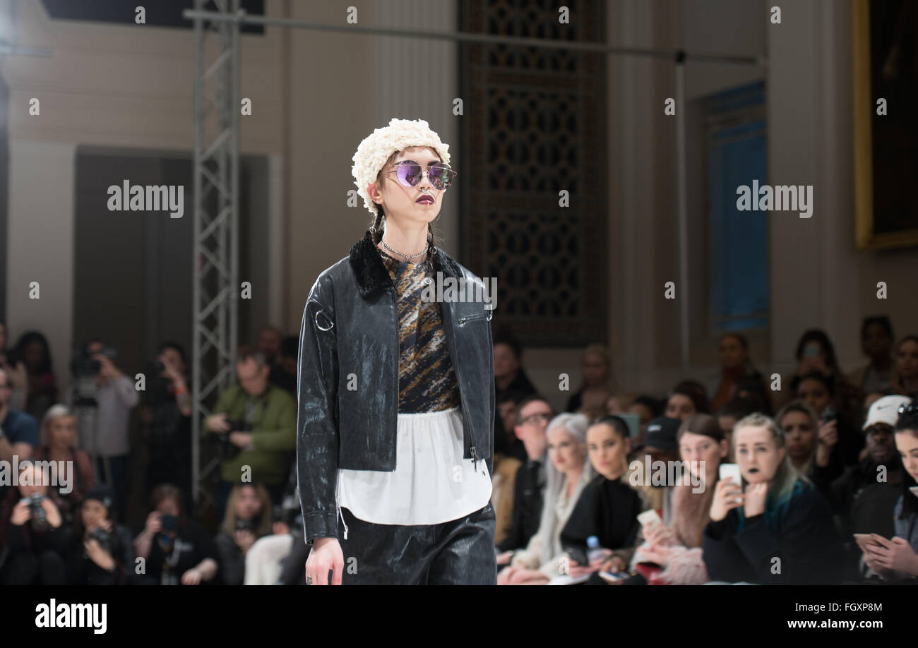 Londra, UK, 22 febbraio 2016, Modello sulla passerella la lanterna senso mostrare LFW2016 Credit: Ian Davidson/Alamy Live News Foto Stock