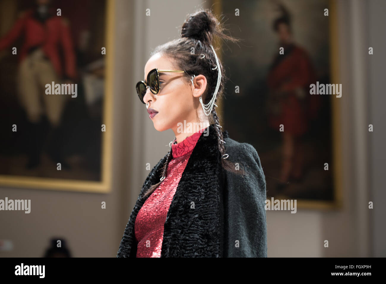 Londra, UK, 22 febbraio 2016, Modello sulla passerella la lanterna senso mostrare LFW2016 Credit: Ian Davidson/Alamy Live News Foto Stock