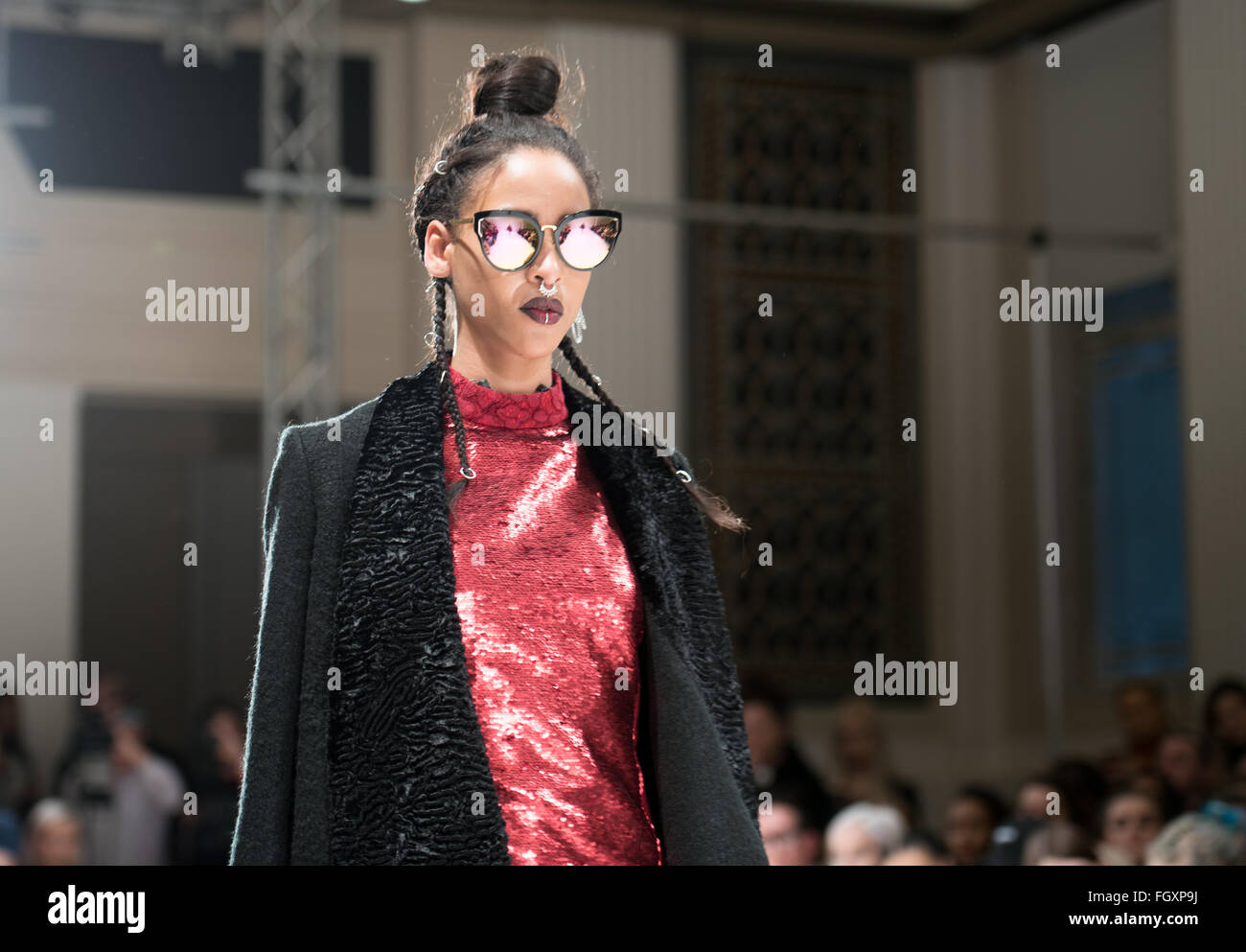 Londra, UK, 22 febbraio 2016, Modello sulla passerella la lanterna senso mostrare LFW2016 Credit: Ian Davidson/Alamy Live News Foto Stock