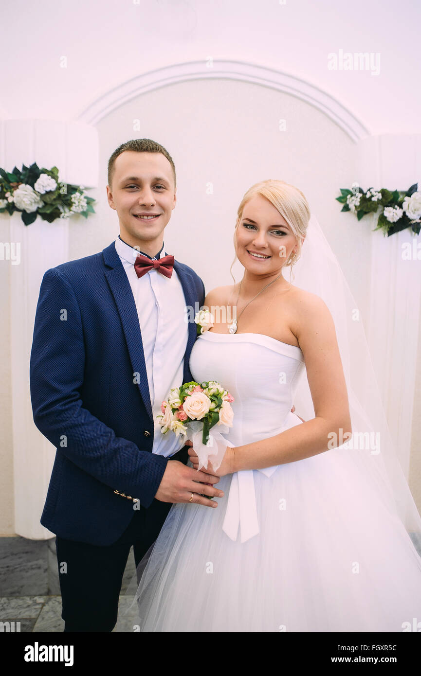 Sposa e lo sposo sul matrimonio registrazione. Lo sposo guarda la sposa.  Gli sposi alla cerimonia di matrimonio Foto stock - Alamy