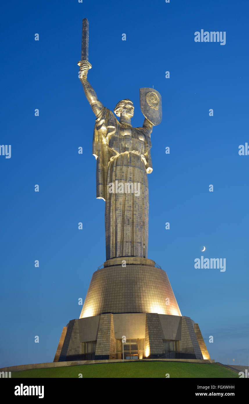 La madrepatria Monumento a Kiev. La scultura del museo di storia dell'Ucraina nella II Guerra Mondiale, Kyiv, capitale della Ukr Foto Stock