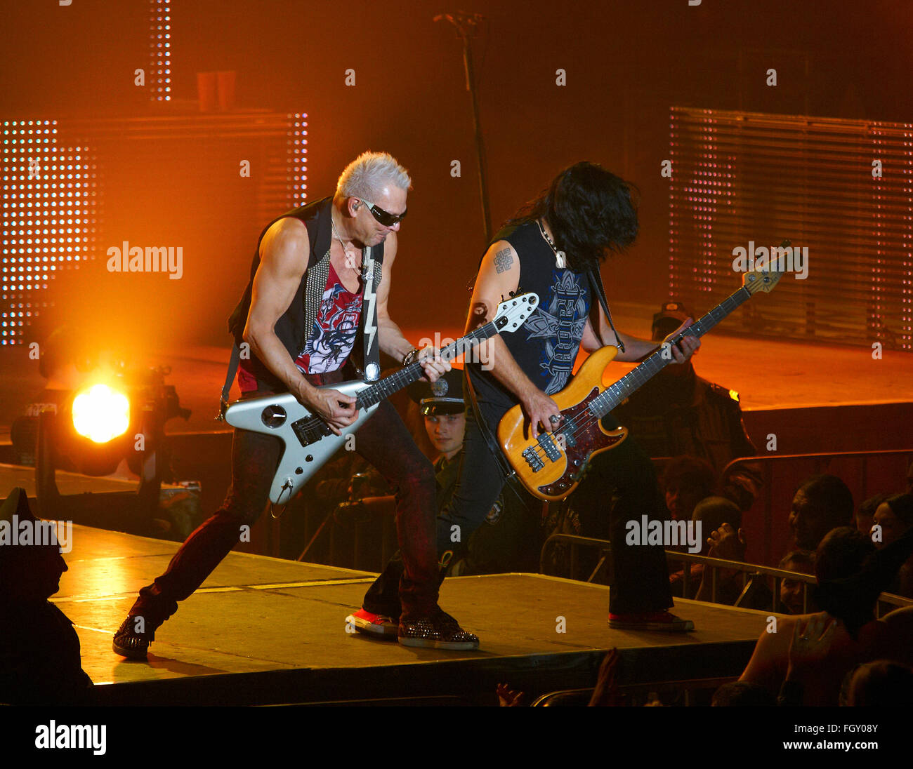 DNIPROPETROVSK, Ucraina - 31 ottobre 2012: chitarristi della band Scorpions esibirsi dal vivo sul palco durante "ting Tour 2012" Foto Stock