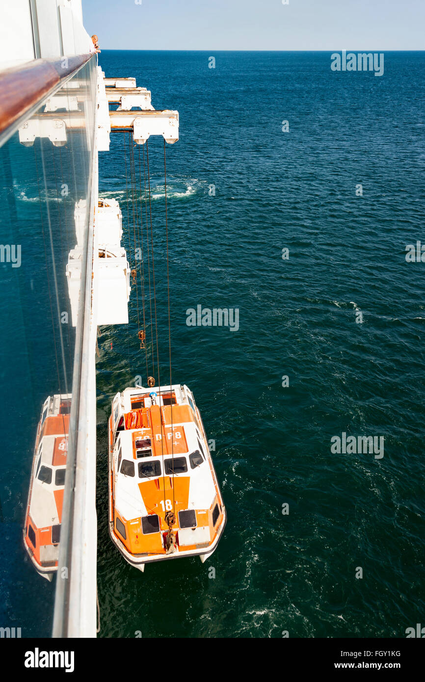 Una vita offerta barca essendo sollevata su una nave da crociera Foto Stock