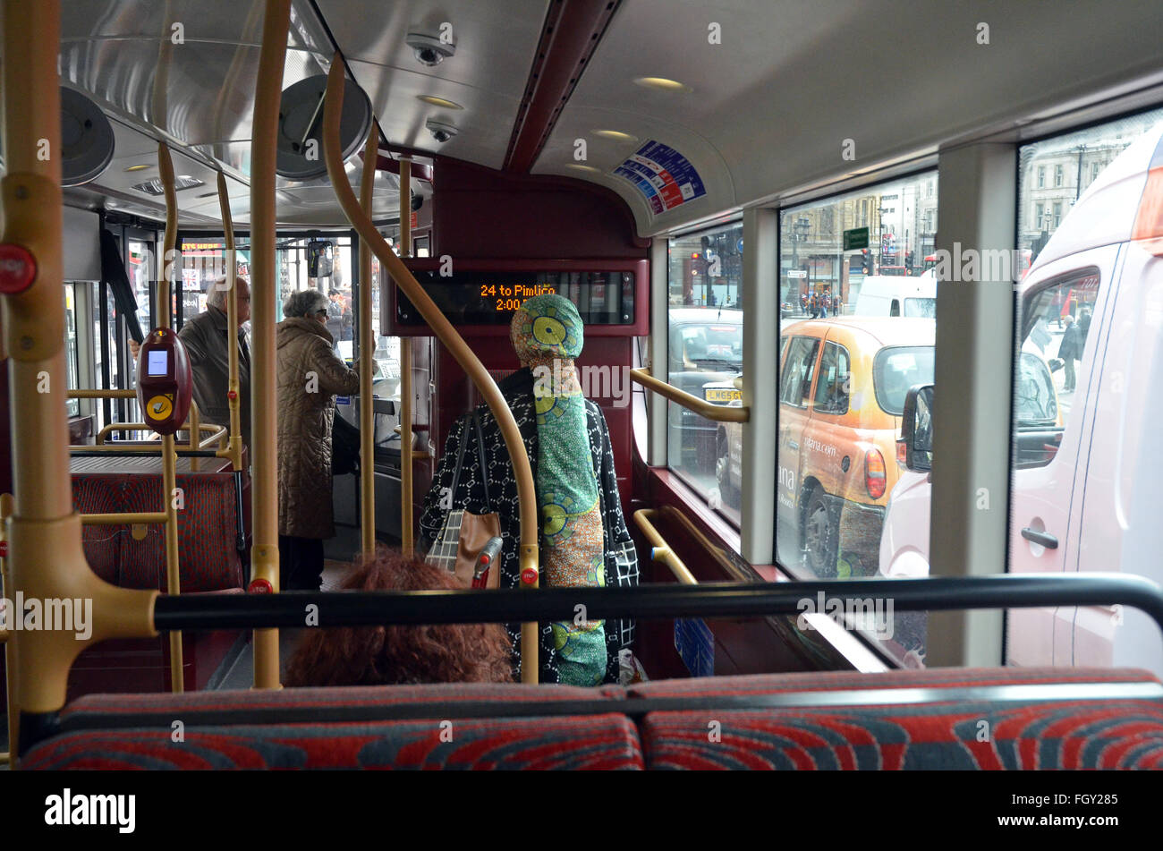 Londra, UK, 22 febbraio 2016, donna con lunghi rastafarian dreadlocks che indossa il materiale di copertura dei capelli. Foto Stock