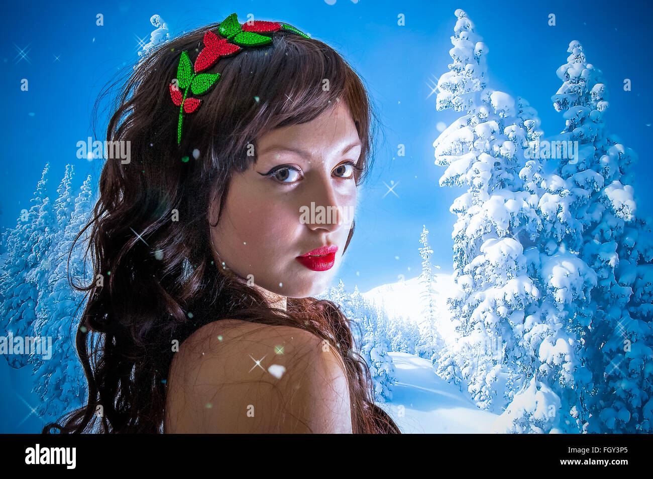 Signora giovane vestito per la stagione di natale e gli alberi di neve sullo sfondo Foto Stock