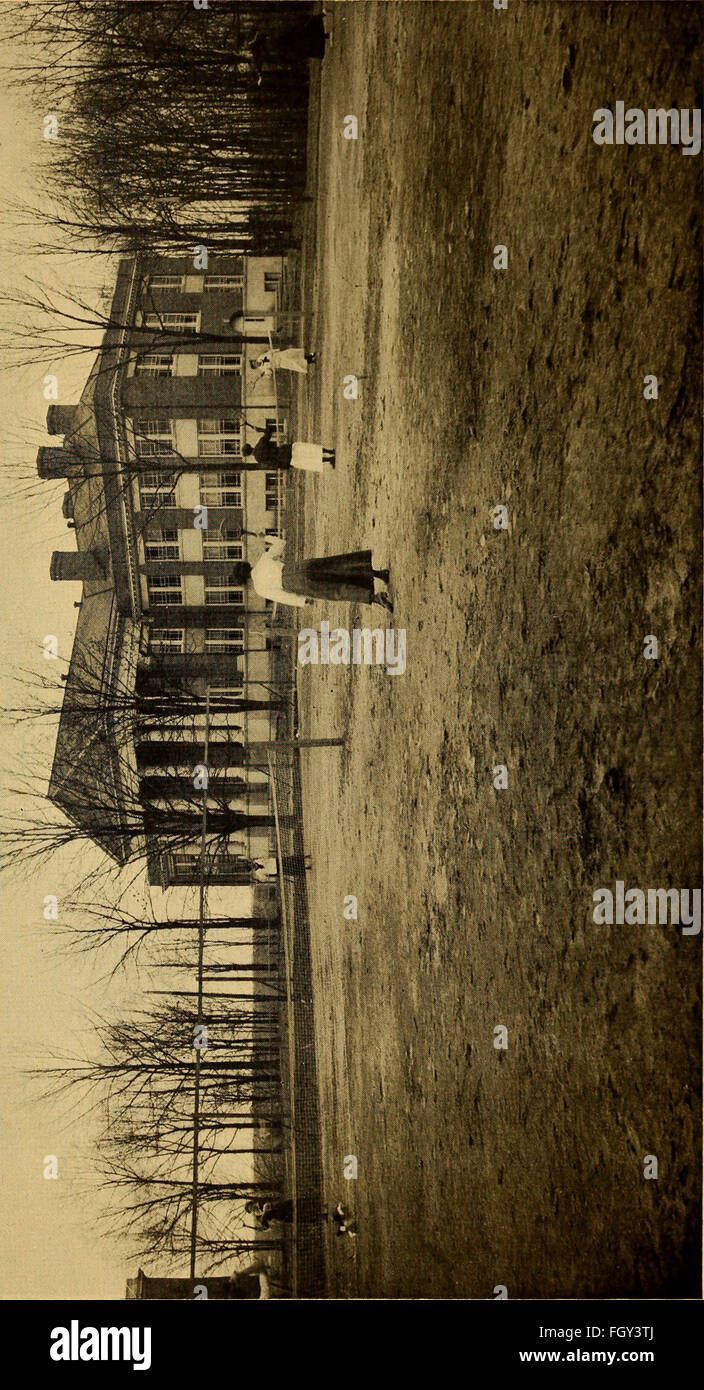 Un bollettino del giugno 1915 della State Normal School di Fredericksburg, Virginia, che fornisce aggiornamenti su programmi accademici, eventi e altre notizie istituzionali. Funge da registro storico delle attività e del curriculum della scuola. Foto Stock