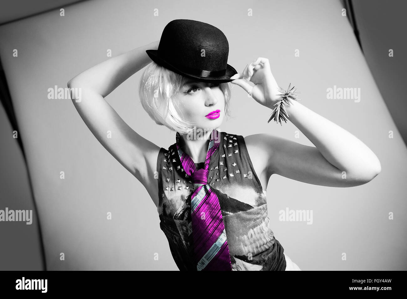 Ragazza cabaret ballando con cappello nero e color pop cravatta e le labbra Foto Stock